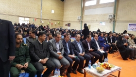 استاندار ایلام همزمان سالن ورزشی دبیرستان دخترانه ایلام با آغاز زنگ انقلاب افتتاح کرد